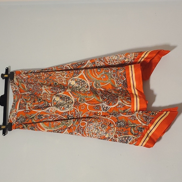 H&M skirt. Feels silky, almost like a handkerchief. Perfect for summer ☀️🕶️ - Picture 4 of 5